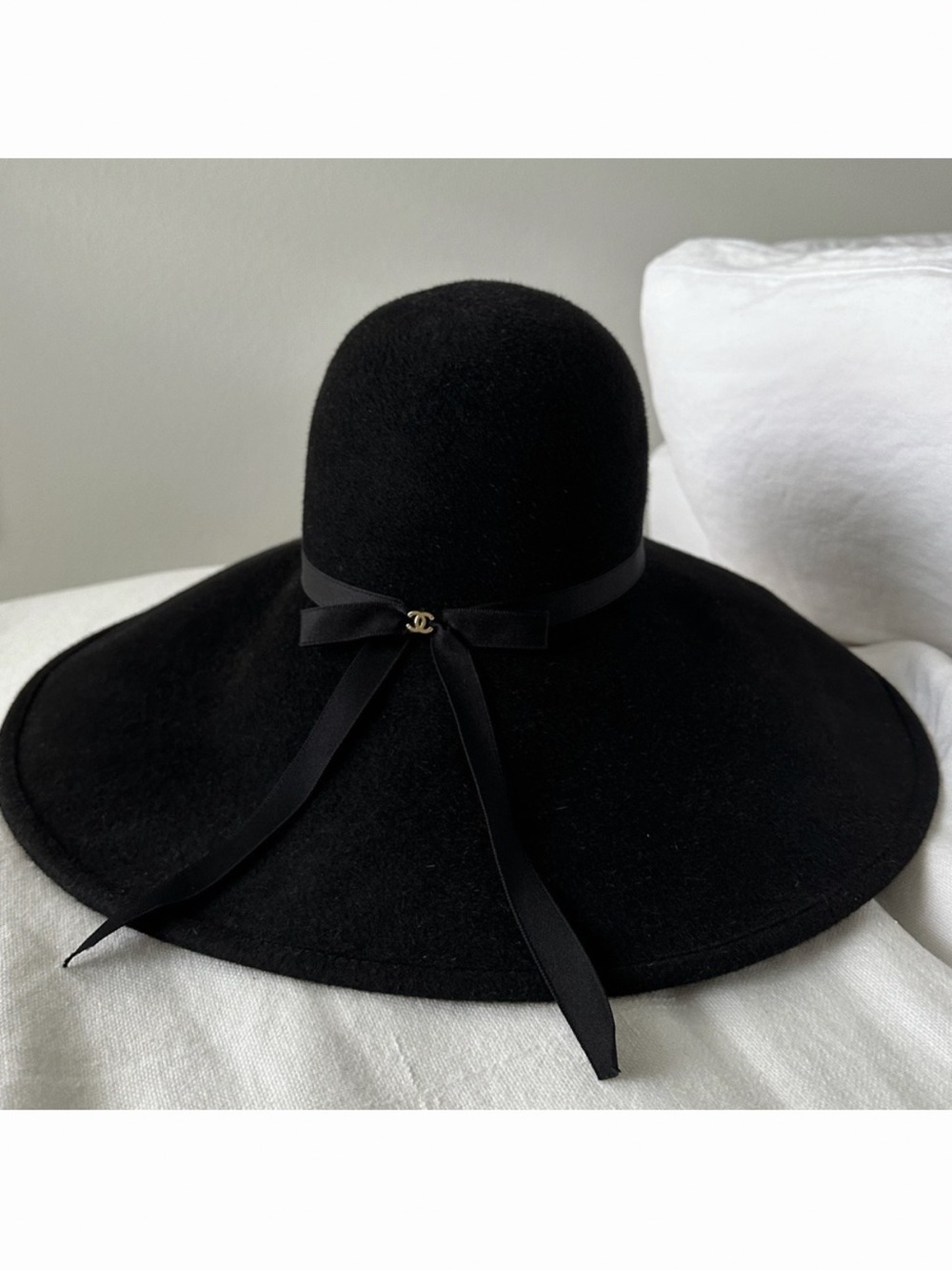 CHANEL Black Wide-Brim Wool Felt Hat with Ribbon Bow and CC Accent